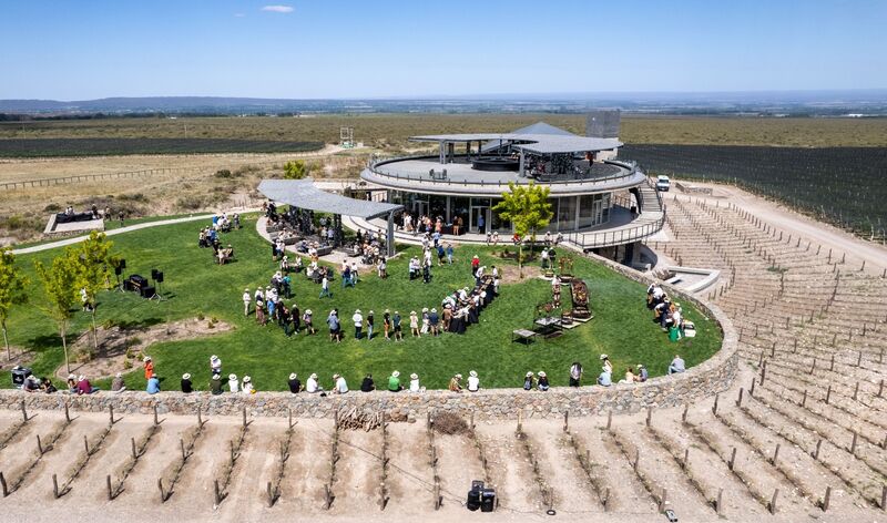 Vista aérea da bodega Huentala Wines durante um evento, cercada de vinhedos em Gualtallary