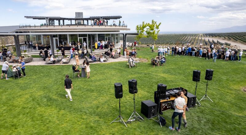 Festa nos jardins da bodega com música ao vivo e convidados